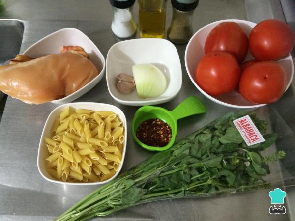 Receita de Macarrão arrabiata com frango - Passo 1