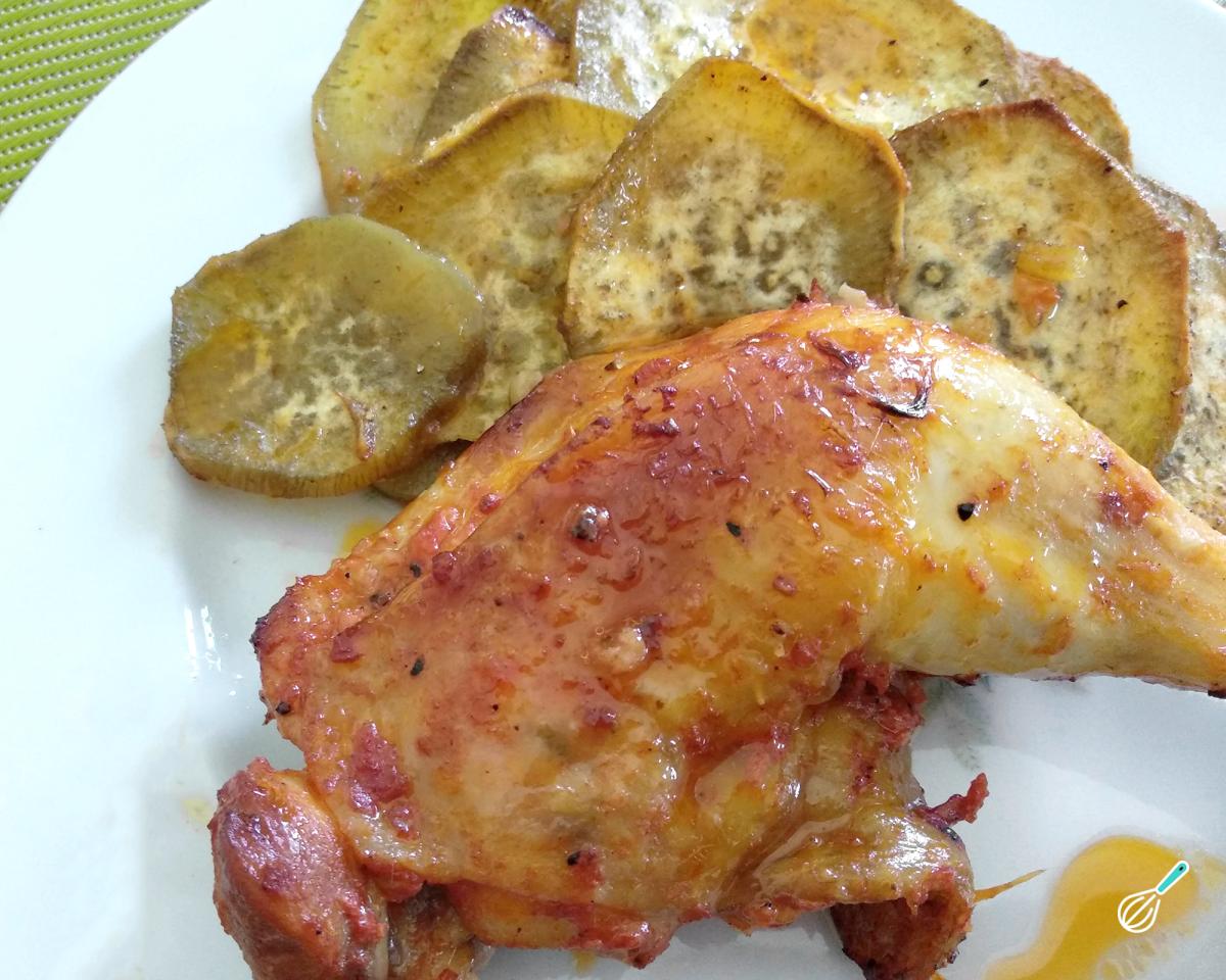 Receita de Sobrecoxa de frango assada no forno com batatas