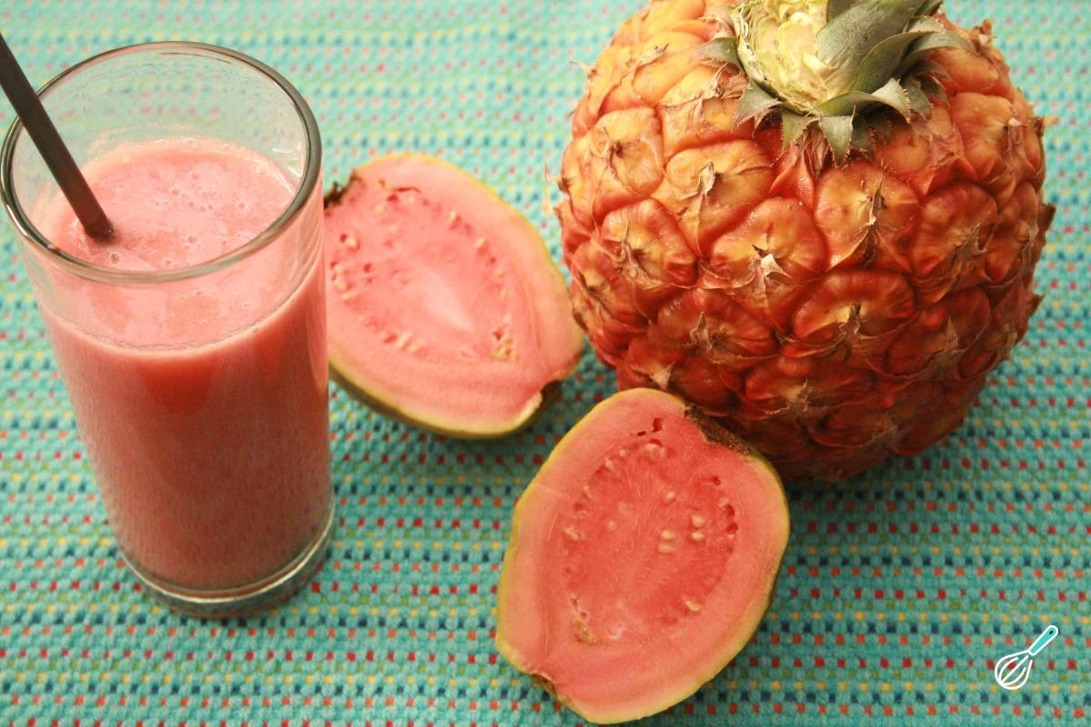 Suco natural de abacaxi e goiaba