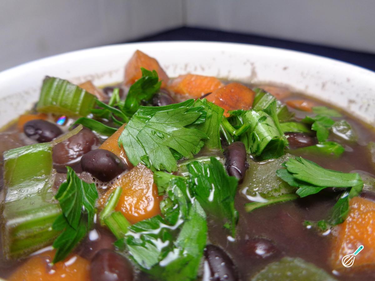 Receita de Sopa de feijão com legumes light