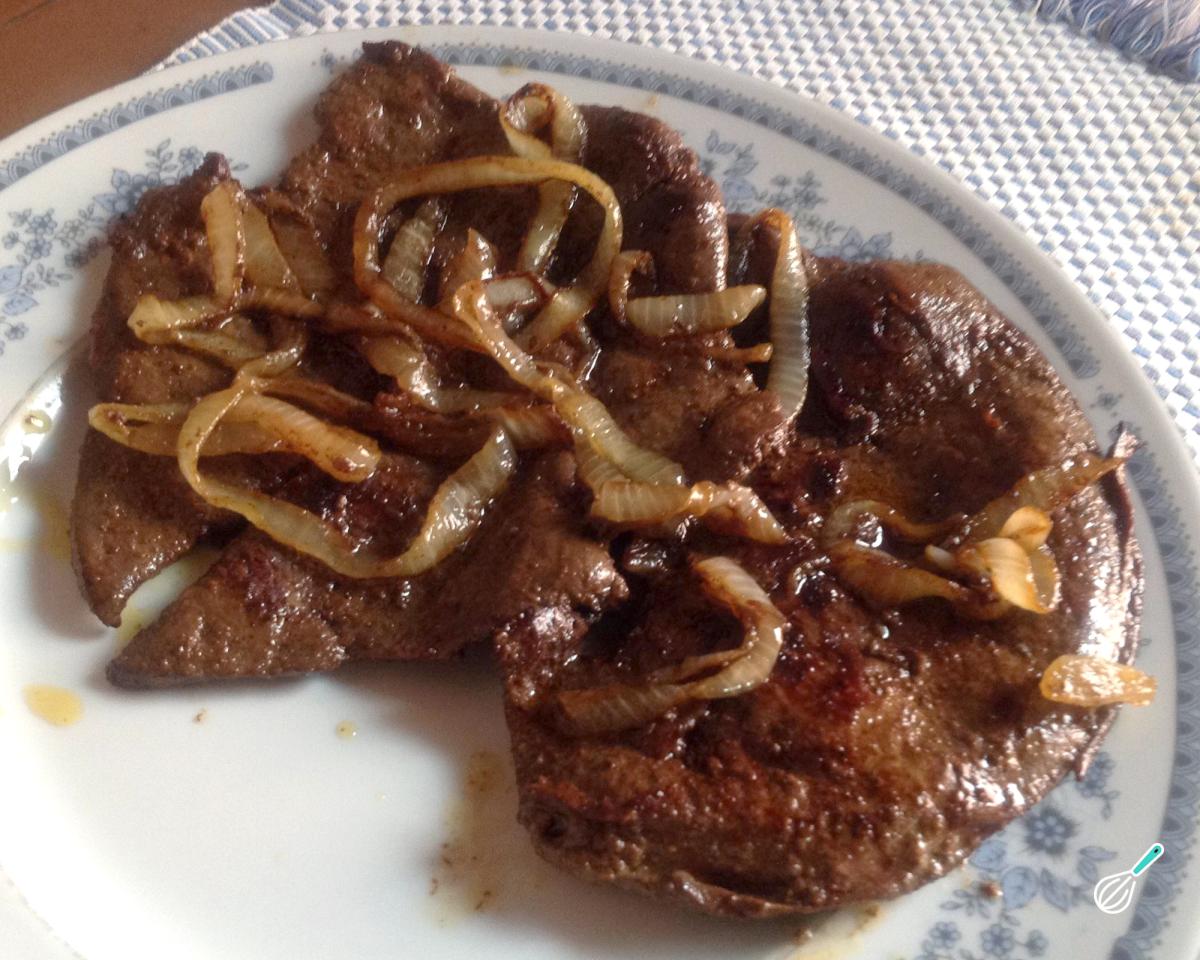 Receita de Bife de figado acebolado com molho