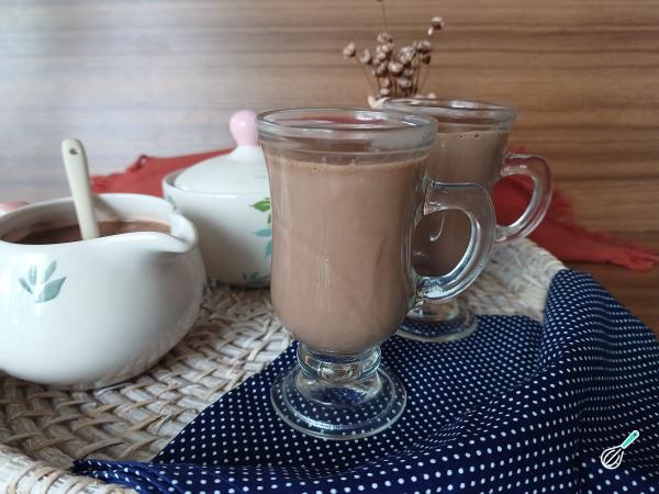 Chocolate quente com barra de chocolate