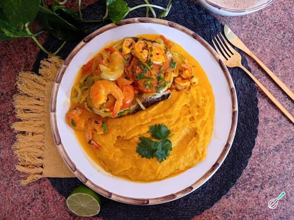 Receita de Moqueca de peixe com camarão e pirão