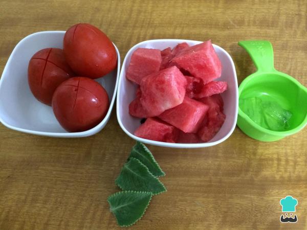 Receita de Sopa de tomate e melancia - Passo 1