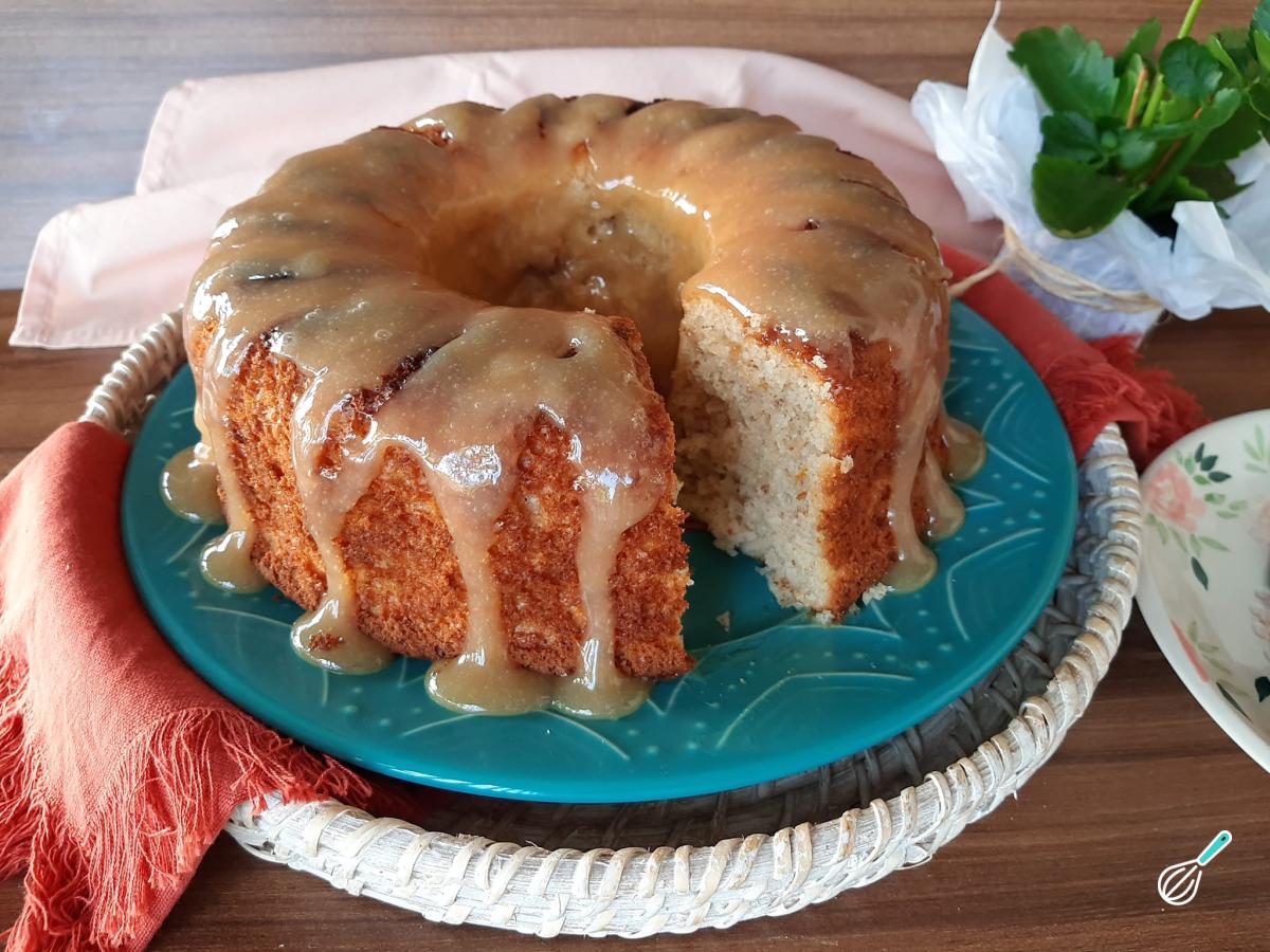 Receita de Bolo de banana com calda de caramelo