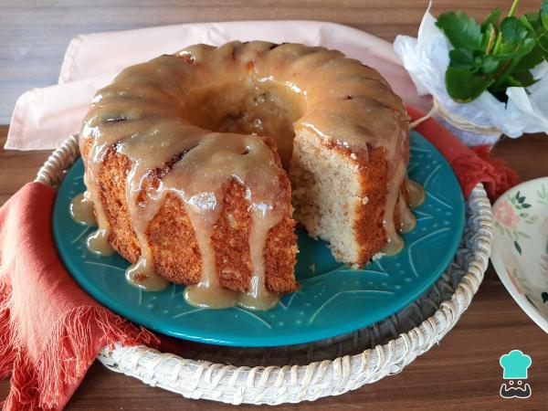 Receita de Bolo de banana com calda de caramelo