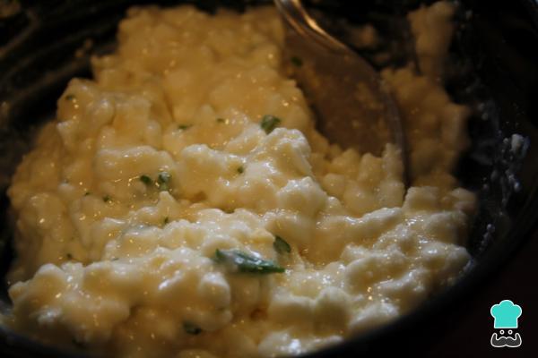 Receita de Batata recheada com salsicha e requeijão - Passo 3