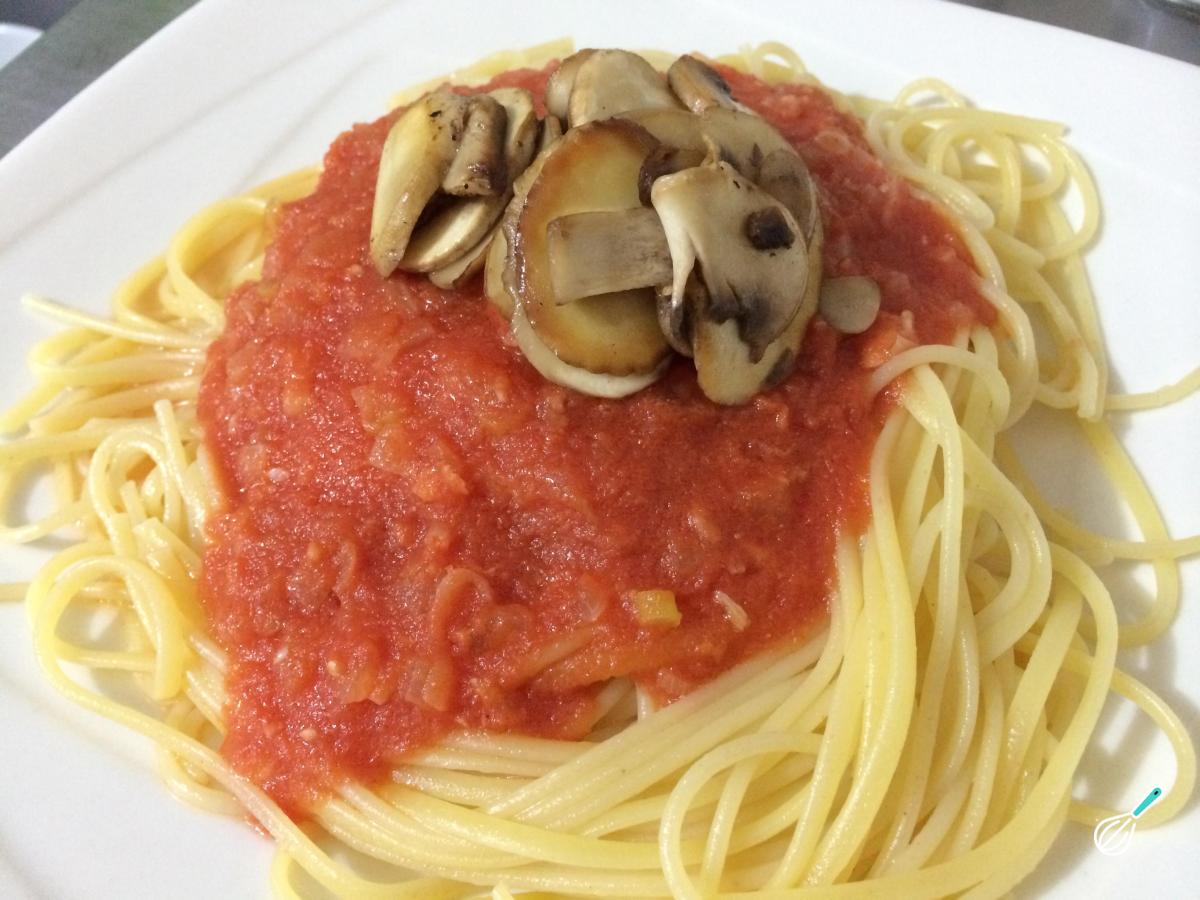 Receita de Cogumelos salteados com molho de tomate