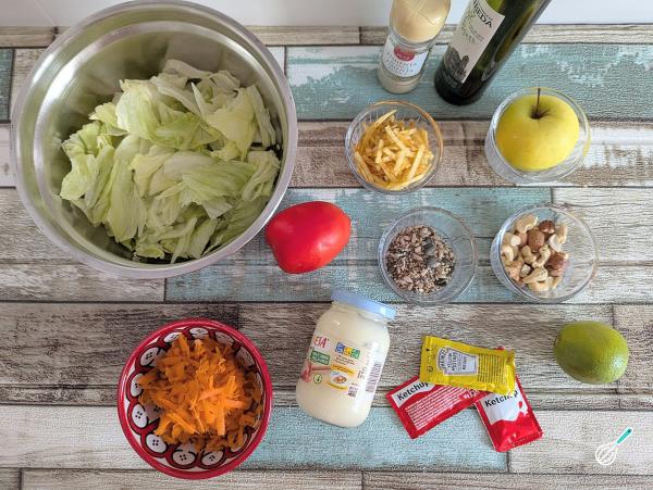 Receita de Salada crocante ao molho rosé - Passo 1