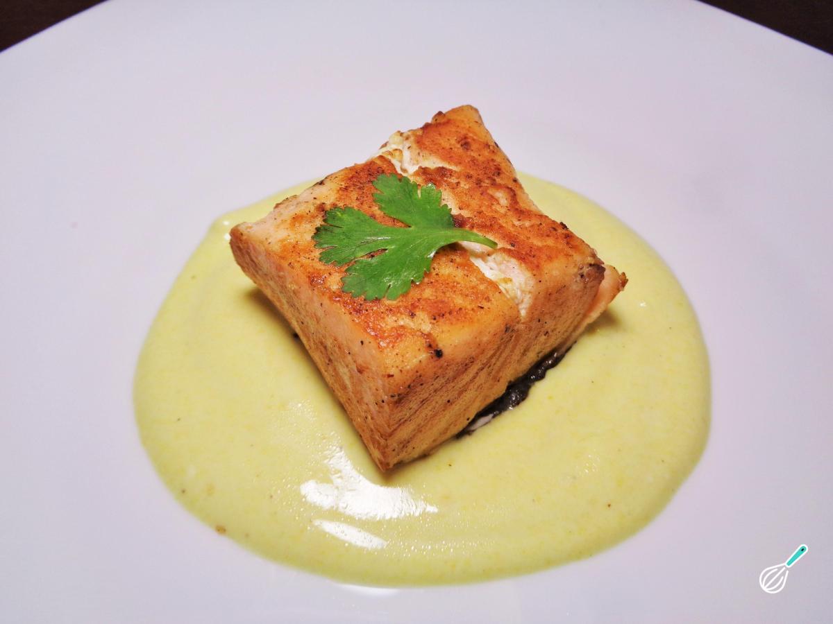 Receita de Salmão na prancha com molho de iogurte