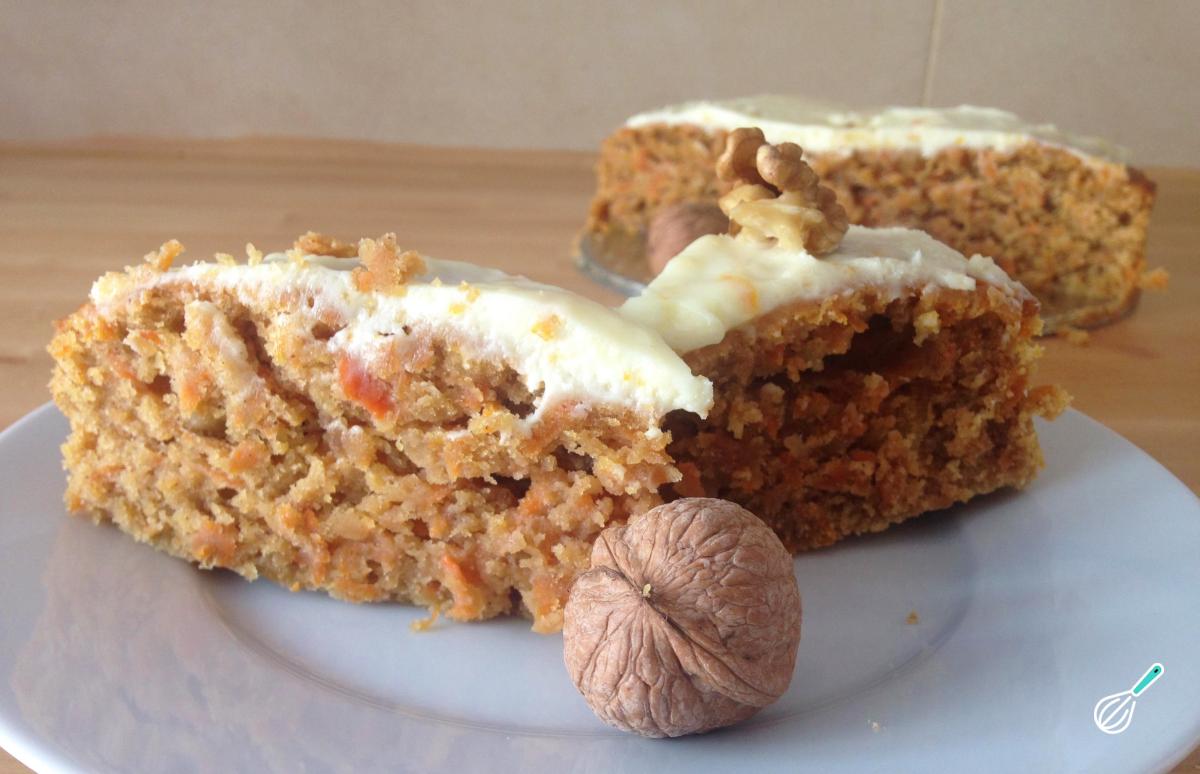 Receita de Bolo de cenoura com cobertura de queijo creme