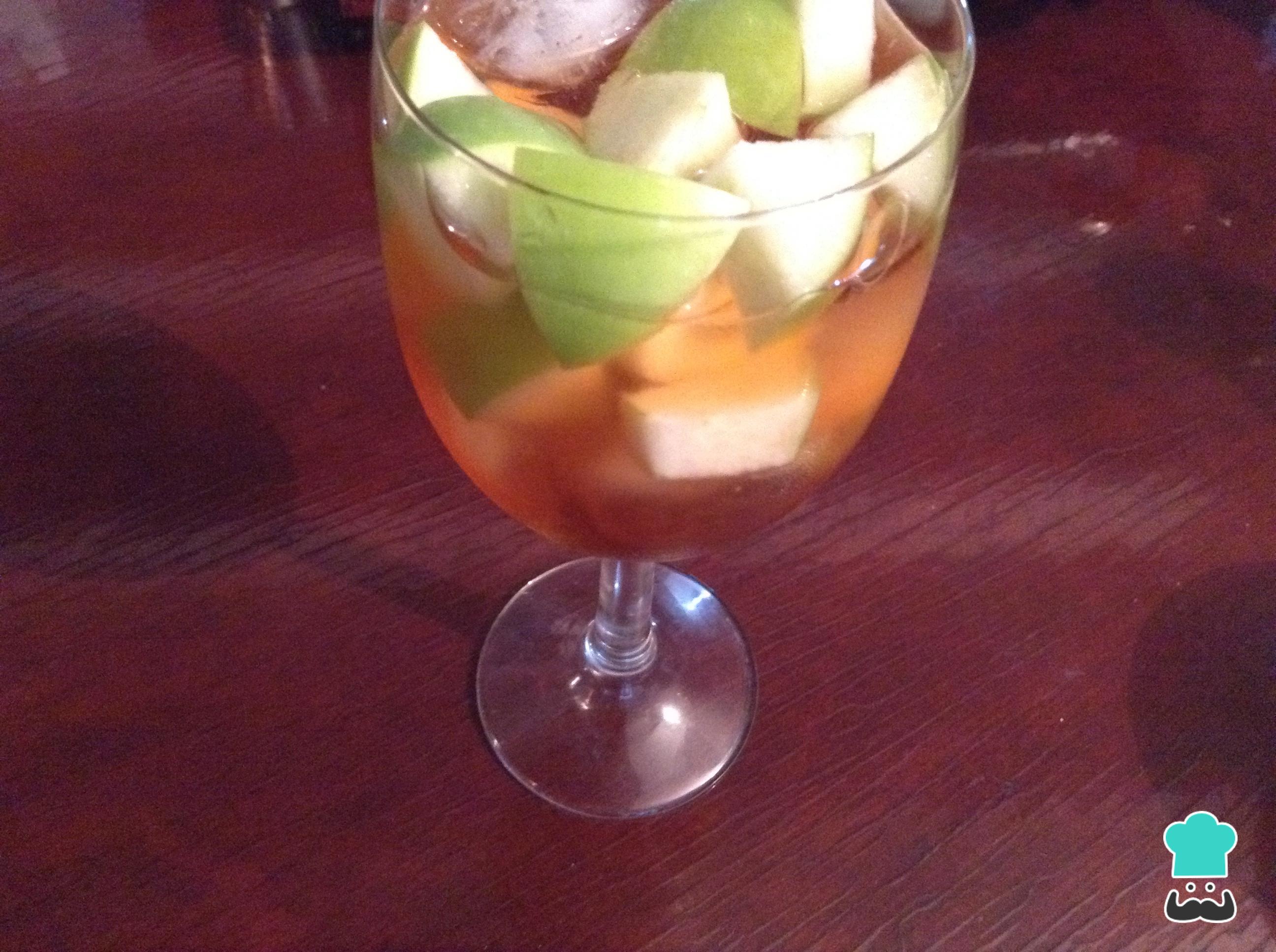 Sangria de vinho branco com fruta Fácil