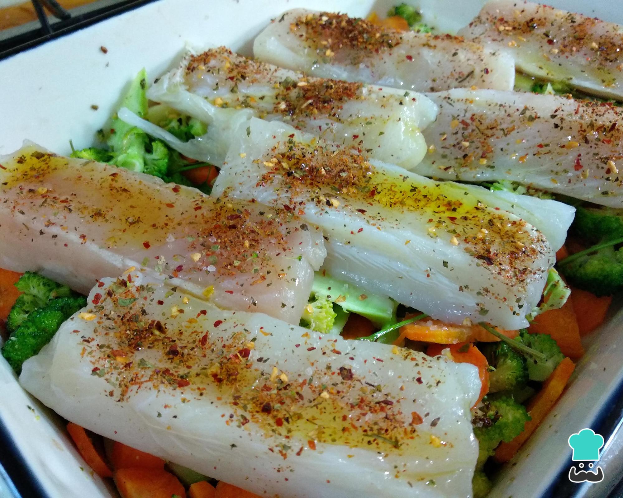 Filé de merluza no forno fit e deliciosa com legumes e crosta crocante!