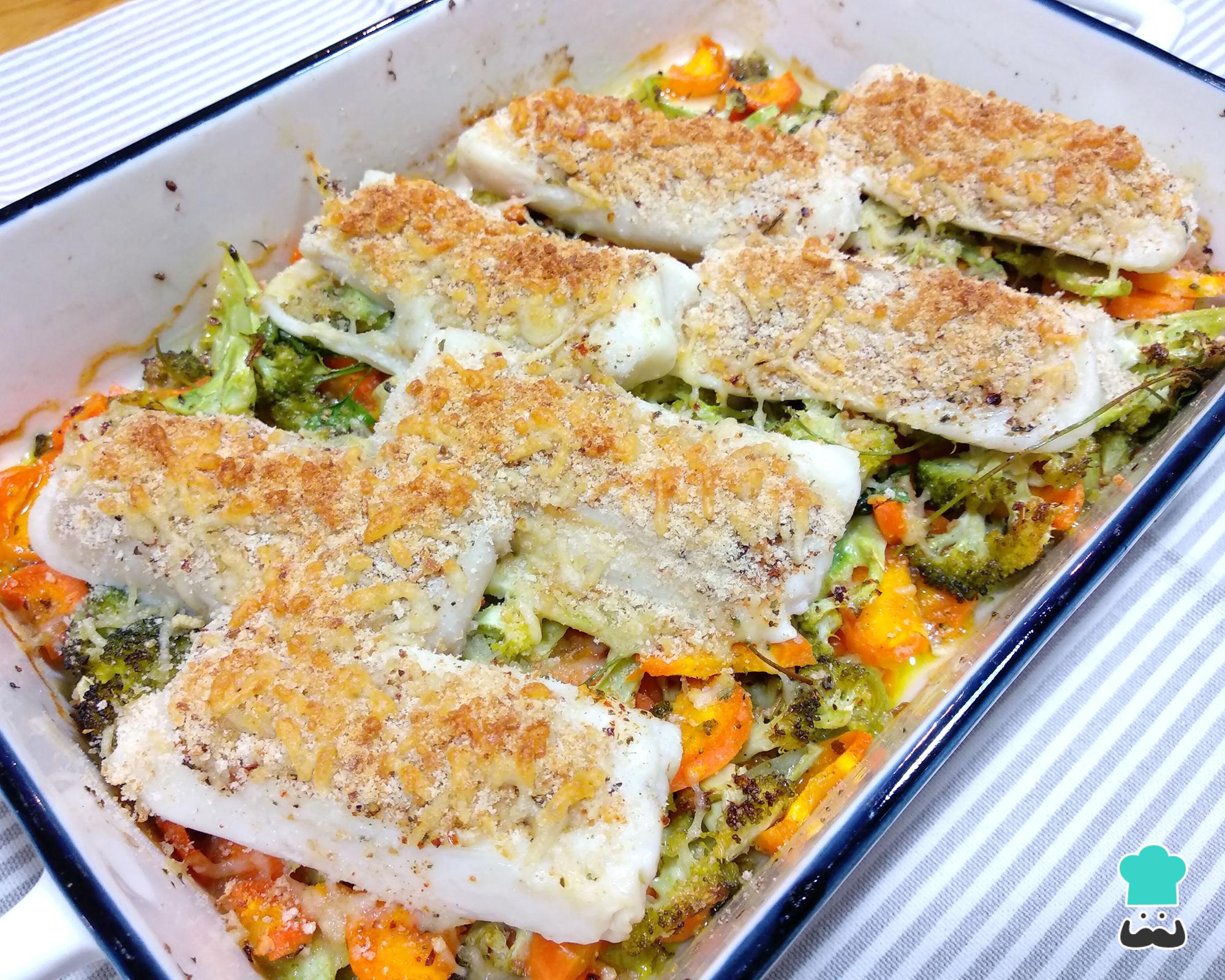 Filé de merluza no forno fit e deliciosa com legumes e crosta crocante!
