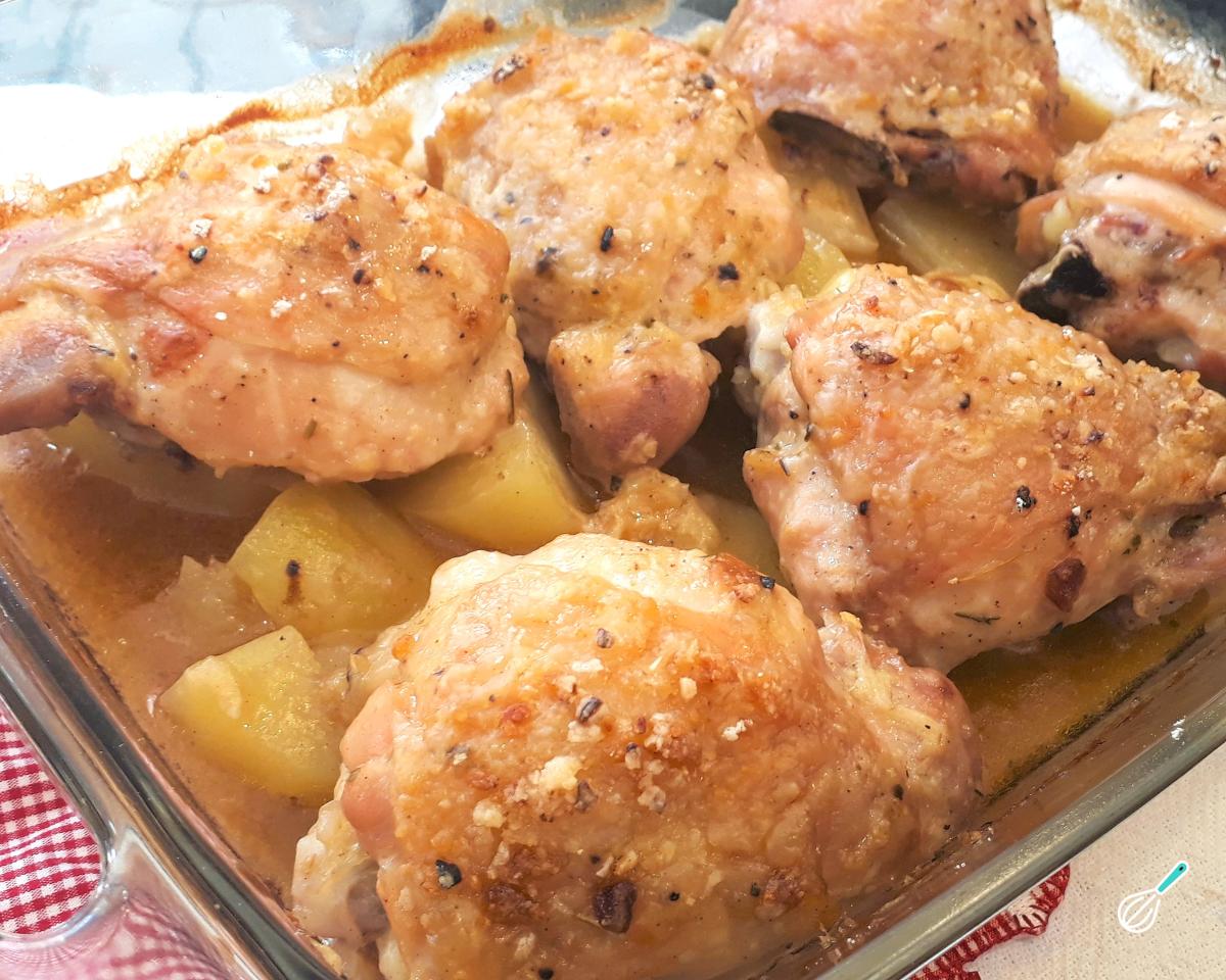 Receita de Sobrecoxa assada com creme de cebola